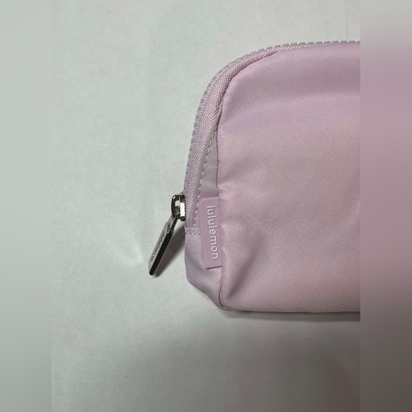 Lululemon everywhere belt bag 1L *** meadowsweet pink *** - Picture 6 of 6